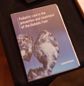 thumbnail_image3-scaled-e1763545585425-296x300 Podotherapeut promoveert op voetproblemen bij diabetes